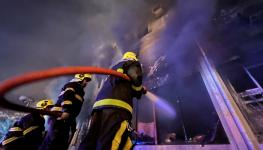 صورة لرجال الإطفاء أثناء التعامل مع حريق منشأة سكنية.jpg