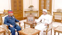 وزير المكتب السلطاني يستقبل قائد القوات الجوية والدفاع الجوي الإماراتي.jpg