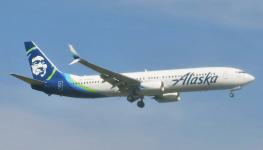 Alaska_Airlines_Boeing_737-990(ER)_N434AS_approaching_Newark_Liberty_International_Airport.jpg