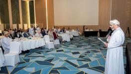 د علي بن خميس المكتومي يلقي كلمته في الافتتاح.jpg