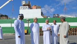 يعقوب البوسعيدي يستمع لشرحا عن مرافق المصنع.JPG