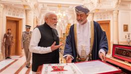 منح الوسام لمودي.jpg