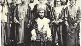 السلطان تيمور جالسا وخلفه من اليسار الشاعر أبو الصوفي.jpg