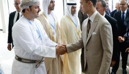 العميد الركن مدير عام الخيالة السلطانية يصافح ولي عهد المملكة المغربية راعي الحفل.jpg