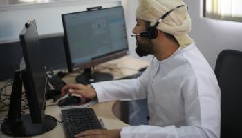 موظف عماني.JPG