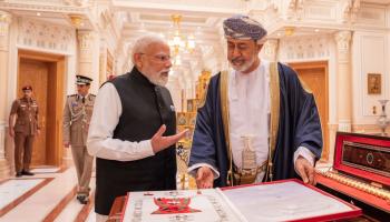 منح الوسام لمودي.jpg