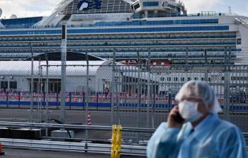 ركاب السفينة دايموند برنسيس يبدأون النزول في اليابان.JPG