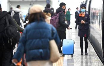 الصين تعلن رقما جديدا لضحايا كورونا.. والخشية من المسافرين.jpg