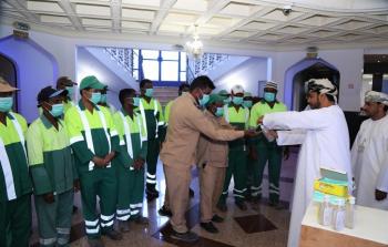 توجيه العمال بطرق الوقاية والتعقيم.jpg