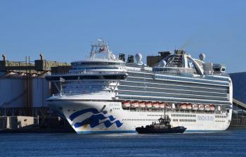 سفينة منكوبة ترسوا  في استراليا.jpg