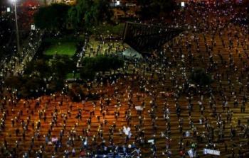 احتجاج بالآلاف في تل أبيب ضد سياسة نتنياهو بالرغم من قيود كورونا.jpg