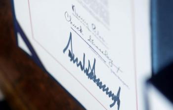 واشنطن بوست إسم ترامب على شيكات الإعانات المخصصة للأمريكيين.jpg