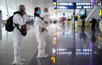 الصين تخضع العاملين في قطاعات خدمية لفحص كورونا قبل مغادرة ووهان.jpg