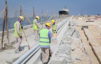 عمال الدقم.jpg