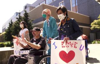 ناجٍ أمريكي.jpg