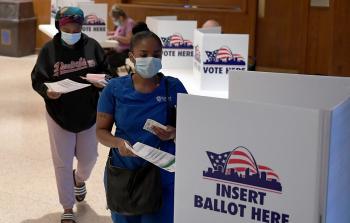 تصويت انتخابات أمريكا ترامب بايدن كورونا كمامة.jpg