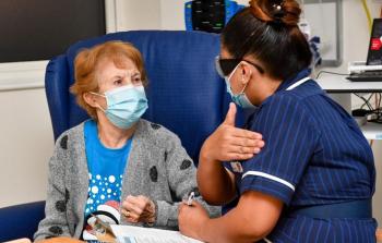 أول بريطانية تتلقى لقاح.jpg