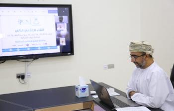 سعادة محافظ جنوب الشرقية اثناء اللقاء.jpg