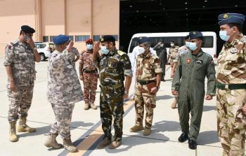 رئيس الاركان القطري يغادر السلطنة.jpg