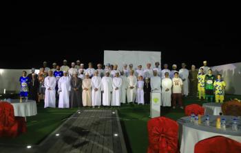 صورة جماعية مع راعي الحفل.jpg