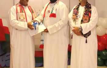 الرئيس التنفيذي يكرم أحد المجيدين.jpg