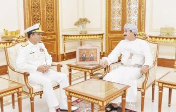 وزير المكتب السلطاني يستقبل رئيس هيئة الأركان البحرية الباكستانية.jpg