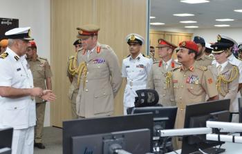 رئيس الأركان العامة للجيش البريطاني يزور مركز الأمن البحري.jpg