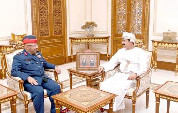 وزير المكتب السلطاني يستقبل قائد القوات الجوية والدفاع الجوي الإماراتي.jpg