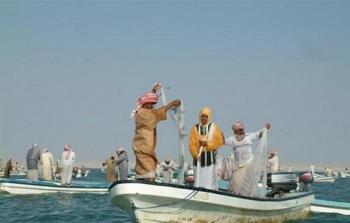 صيادون حرفيون بأحد سواحل سلطنة عمان.jpg