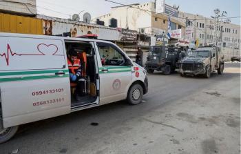 جيش الاحتلال يمنع مرور سيارات الإسعاف في جريمة حرب جديدة.jpg