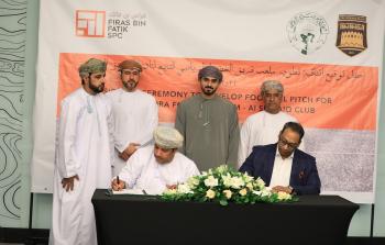 التوقيع على الإتفاقية بين الجانبين.jpg