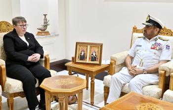 رئيس أركان قوات السلطان المسلحة يستقبل مسؤولة بريطانية.jpg