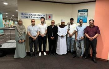 إسحاق البلوشي يتوسط المشاركين في مناقشة رسالة الدكتوراه بجامعة الطاقة الوطنية بماليزيا.jpg