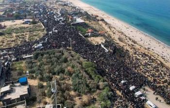 عشرات الآلاف من الفلسطينيين النازحين ينتظرون العودة إلى شمال قطاع غزة.jpg