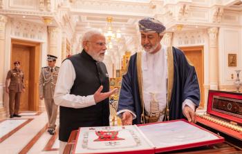 منح الوسام لمودي.jpg