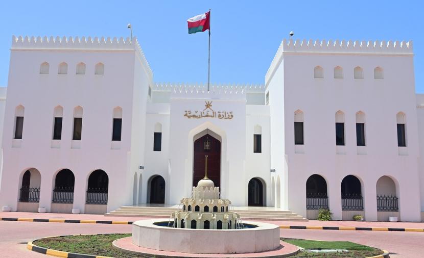 وصول دفعة من المواطنين العُمانيين من إيران عبر ترتيبات برية وجوية 