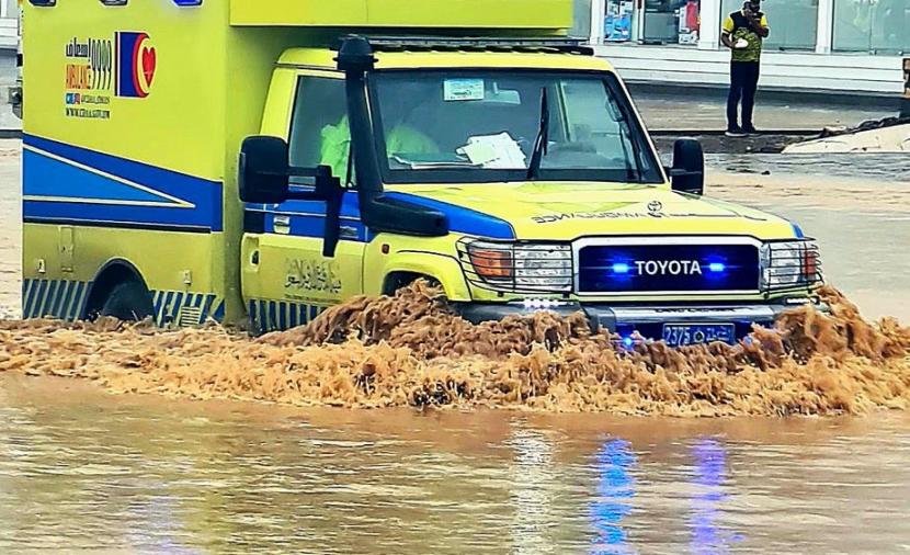 تدهور مركبة إسعاف بشمال الباطنة.. و