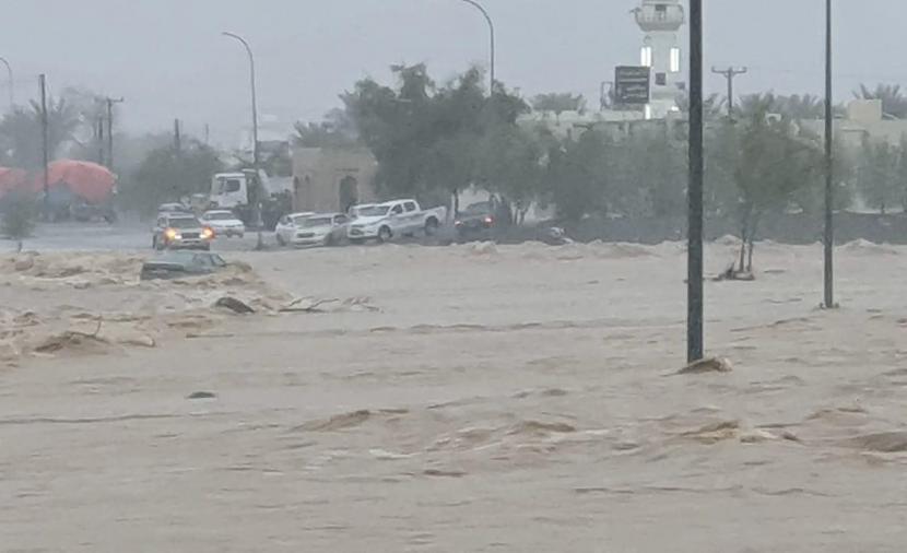 بالفيديو.. احتجاز شخصين داخل مركبة في مجرى واد بولاية ضنك