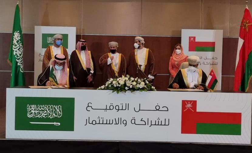 باستثمارات 10 مليارات دولار.. 13 مذكرة تفاهم بين سلطنة عمان والسعودية