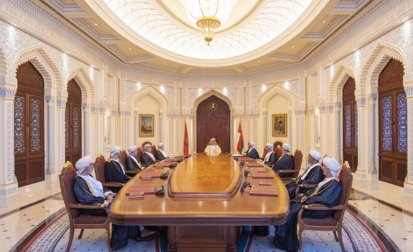 صحيفة الرؤية العمانية | #عاجل بالصور.. #جلالة_السلطان يترأس اجتماع