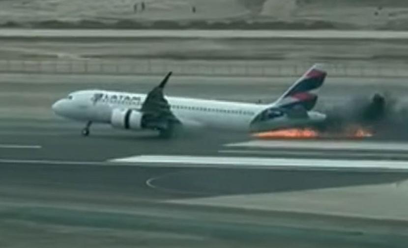 بالفيديو.. طائرة تصطدم بعربة إطفاء على مدرج مطار في البيرو | جريدة الرؤية  العمانية