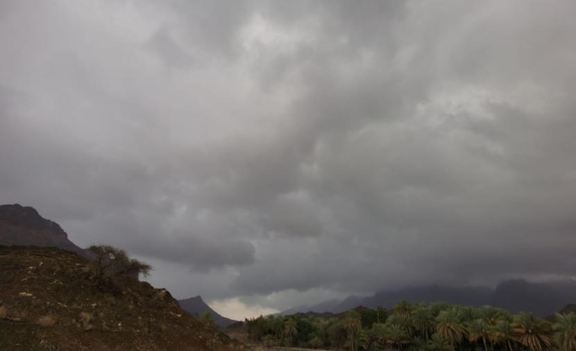 سيق تتجمد.. فرص لهطول أمطار متفرقة وموجة برد تؤثر على أجواء السلطنة 