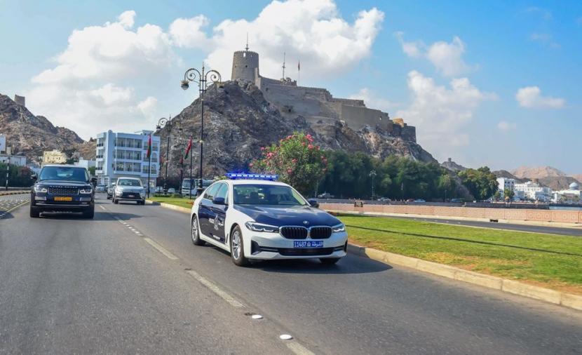 القبض على وافدين تورطا في جرائم سرقة بالإكراه وتزوير وثائق