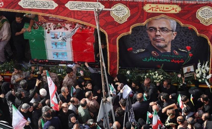 عاجل حشود من المواطنين الإيرانيين يتجمهرون حول البنى التحتية لحمايتها 