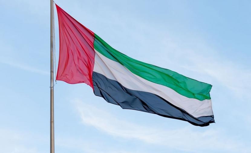 السيطرة على 3 حرائق.. ارتفاع عدد المصابين جراء شظايا اعتراض صاروخ في الإمارات