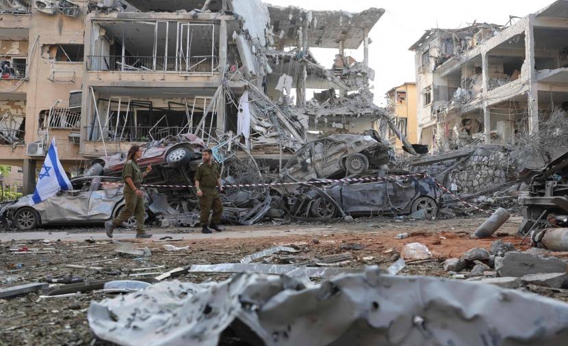 انفجارات عنيفة تهز إسرائيل وملايين يهربون إلى الملاجئ