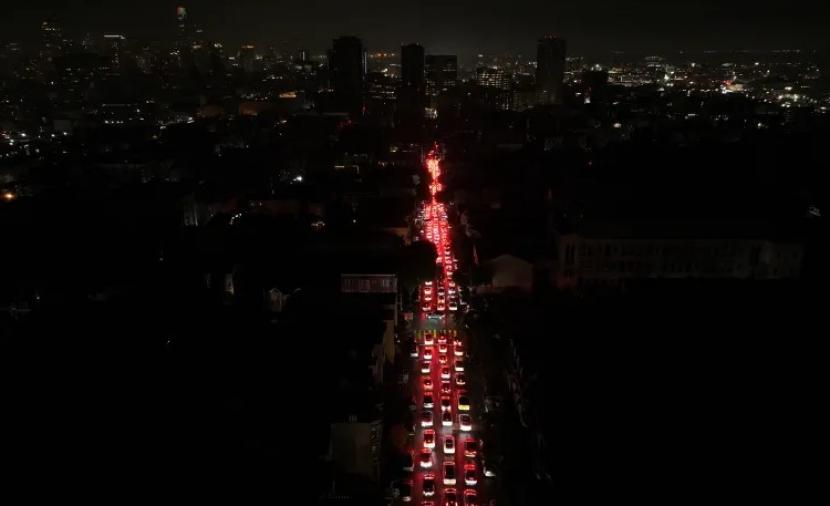 آلاف الأمريكيين في كاليفورنيا يغرقون في الظلام 