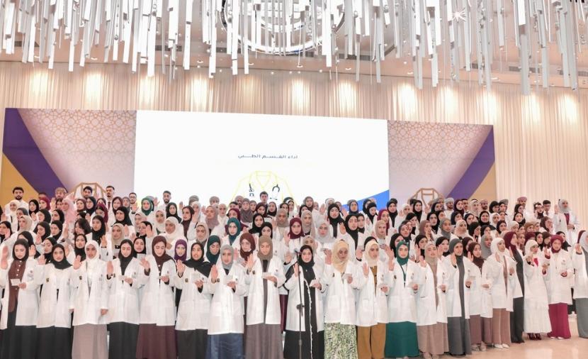 "الجامعة الوطنية" تحتفل بإلباس المعطف الأبيض لـ184 من أطباء المستقبل 