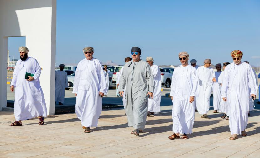 وفد حكومي يطلع على المشاريع التنموية في الداخلية لتعزيز الحراك الاقتصادي والسياحي 