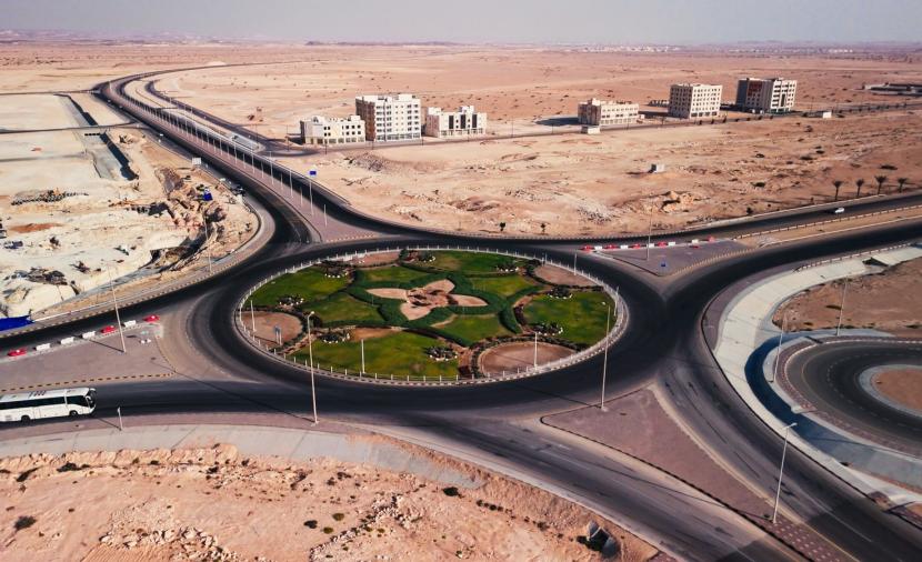 الدقم تحتفل بافتتاح شريانين لوجستيين في "المنطقة الاقتصادية الخاصة" 